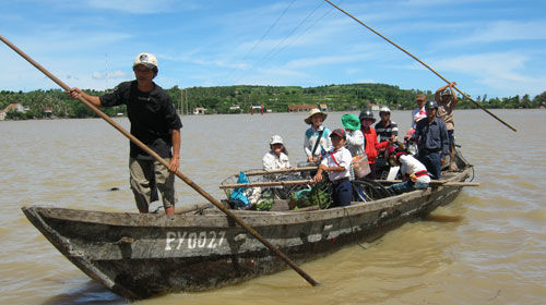 Không có áo phao khi đến trường bằng đò